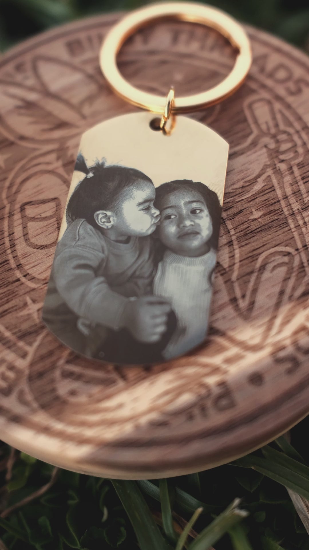 Load video: Personalised Stainless Steel Dog Tag Keychain - Engrave Your Photo, Name or Message